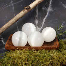 Load image into Gallery viewer, Selenite Medium Spheres - 4 pcs
