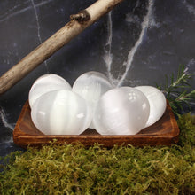Load image into Gallery viewer, Selenite Palms - 5 pcs

